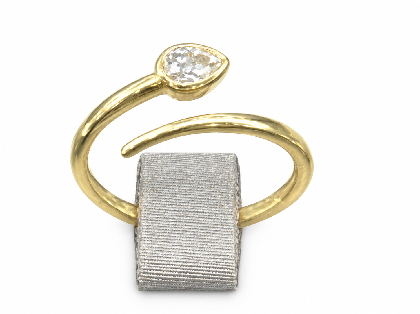 Pear shape swirl diamond ring in yellow gold — H2667D