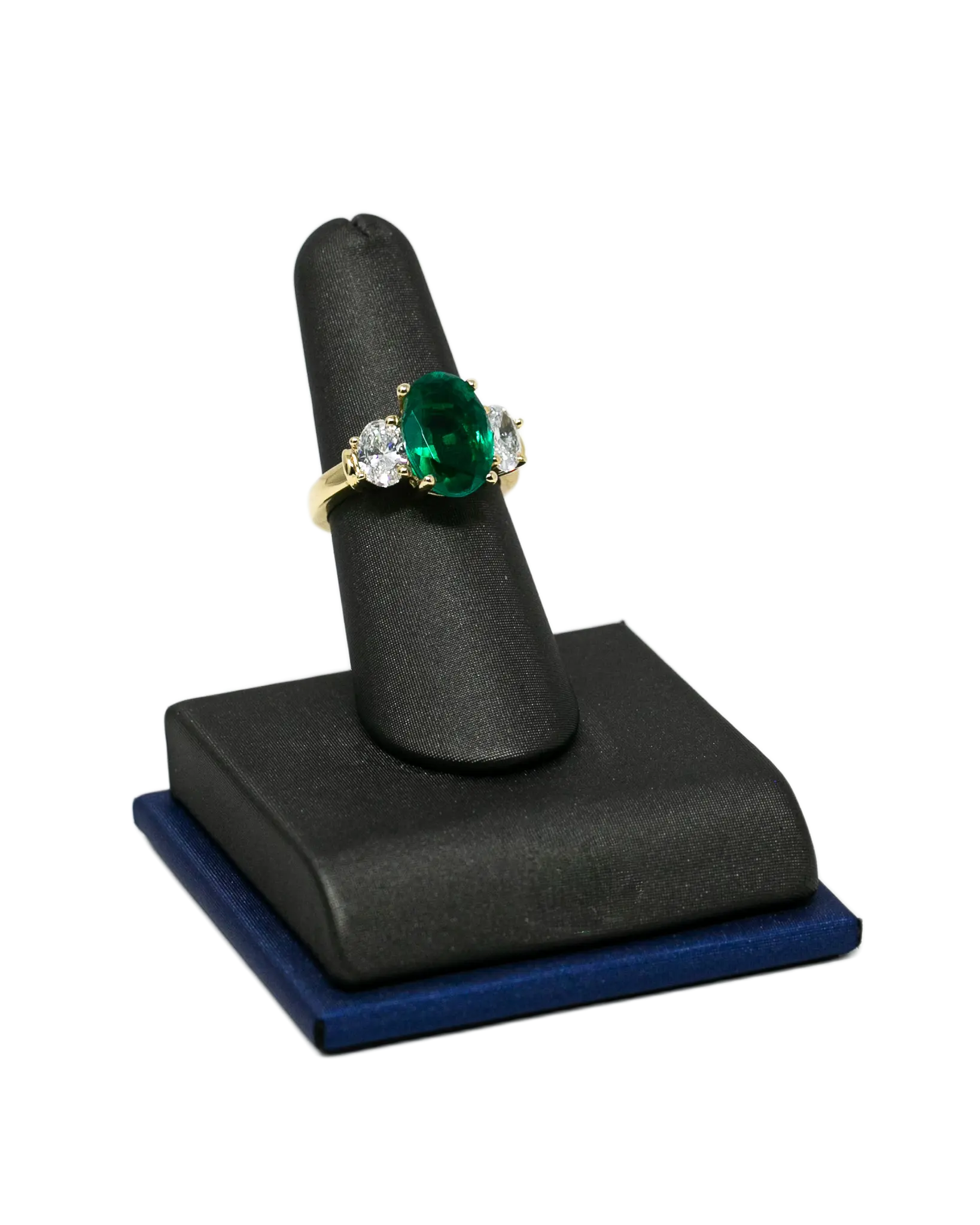 Oval Emerald Lab Diamond In Yellow Gold